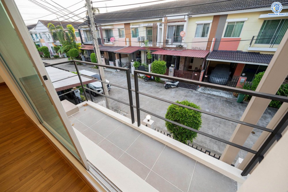 บ้านมือสอง โครงการ วิสต้าอเวนิว เพชรเกษม81 หลังมุม จาก SC Asset เนื้อที่กว้าง 31.7 ตร.ว. ฟังก์ชัน 3 ห้องนอน 2 ห้องน้ำ 1 ที่จอดรถ ราคาถูก และคุ้มค่าที่สุดในโครงการ! บนทำเลศักยภาพ เข้า-ออกหลายเส้นทาง อาทิ ถนนเพชรเกษม ถนนพุทธมณฑลสาย3 ใกล้รถไฟฟ้าสายสีน้ำเงิน(ส่วนต่อขยาย)